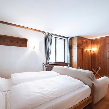 Guesthost - Cortina Heart Retreat With Parking *