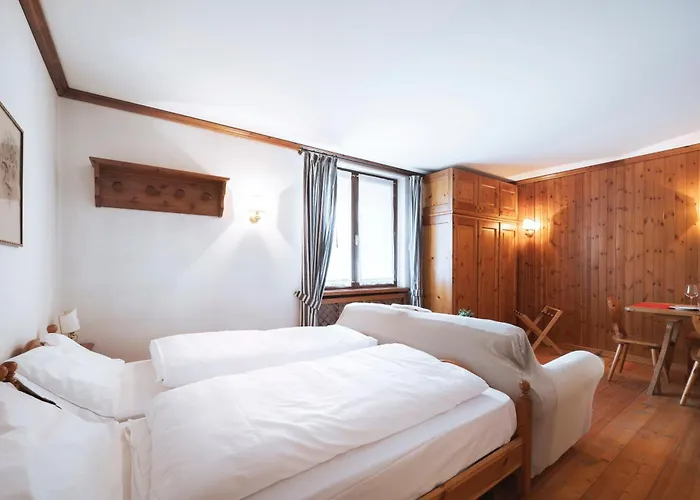 Guesthost - Cortina Heart Retreat With Parking *