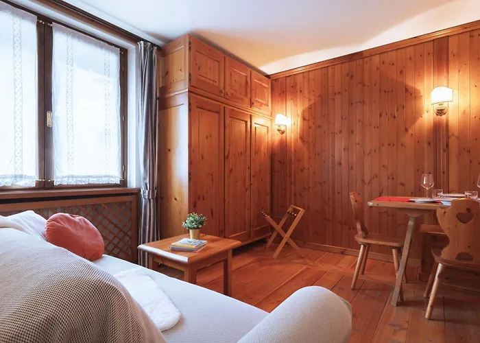 Guesthost - Cortina Heart Retreat With Parking *